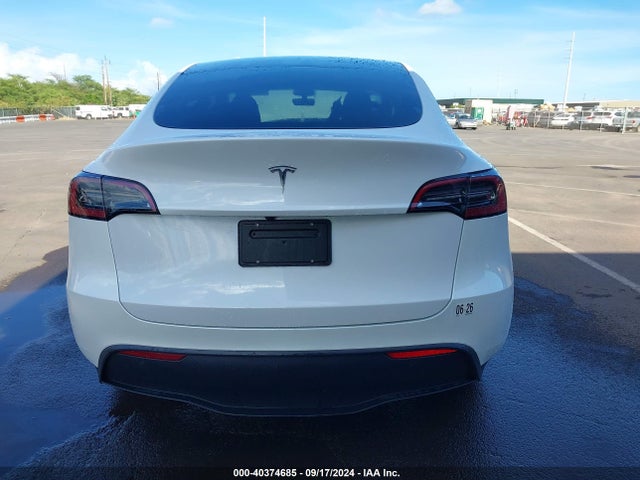 Tesla Model Y 2024 7SAYGDED2RF094899 Image 17