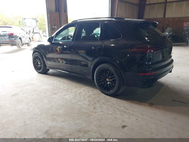 2017 PORSCHE CAYENNE WP1AD2A28HLA83397 Photo 2