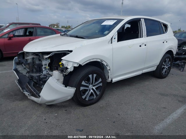 Toyota RAV4 LE 2018 JTMZFREV0JD115688 Image 2