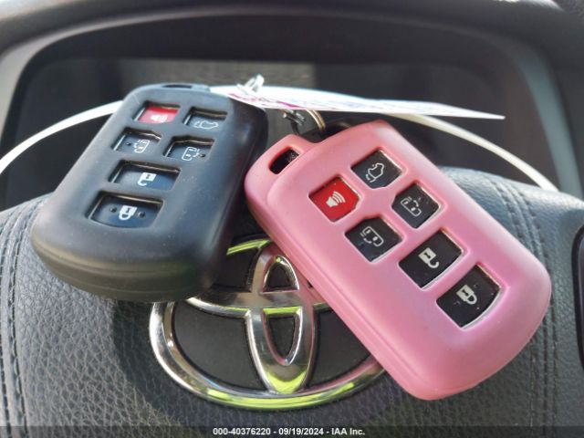 5TDYK3DC9GS727714 Toyota Sienna Xle 8 Passenger