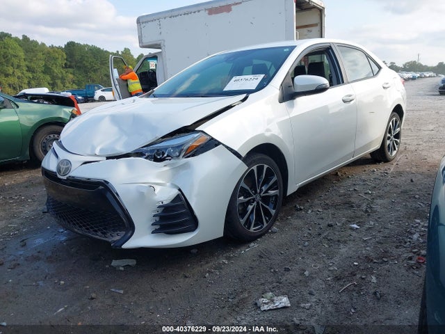 Toyota COROLLA SE 2018 5YFBURHE5JP805808 Image 2