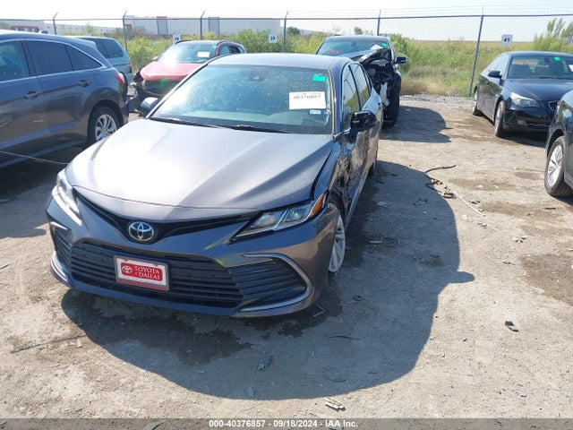 Toyota CAMRY LE 2022 4T1C11AK4NU634584 Image 2