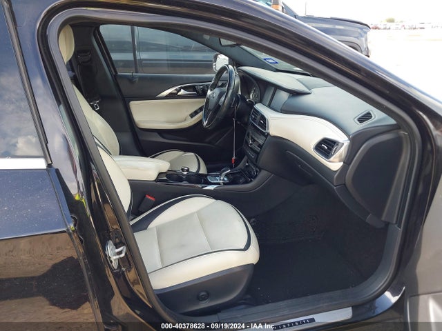 SJKCH5CP6JA043553 Infiniti Qx30 Premium