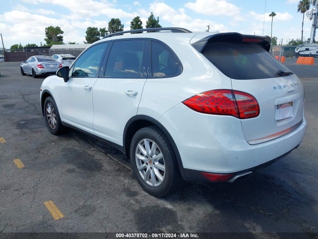 2013 PORSCHE CAYENNE WP1AA2A26DLA19572 Photo 2