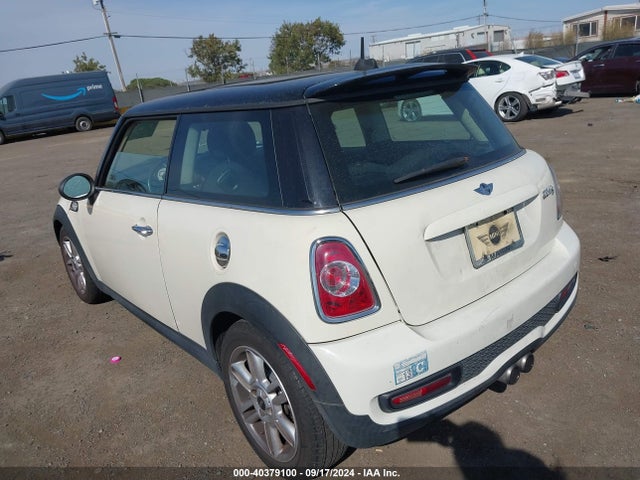 2011 MINI COOPER S WMWSV3C55BTY14937 Photo 2