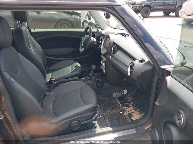 2010 MINI COOPER CLUBMAN WMWML3C56ATX36603 Photo 4