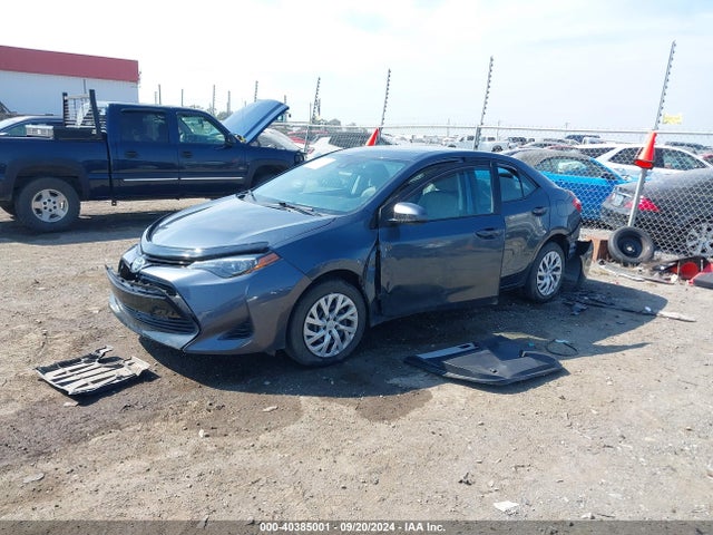 Toyota COROLLA LE 2018 5YFBURHE1JP823240 Image 2