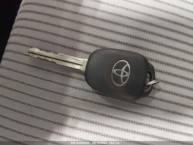 2T3BFREV0EW137930 Toyota RAV4 LE