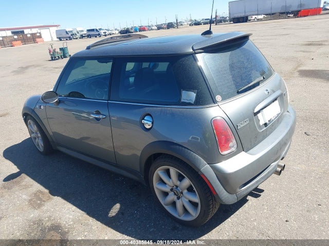 2006 MINI COOPER S WMWRE33536TL17325 Photo 2