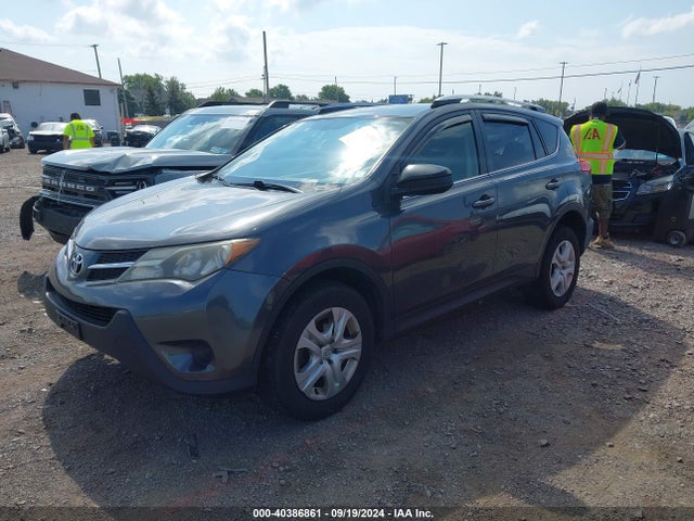 Toyota RAV4 LE 2015 JTMBFREV0FD155116 Image 2