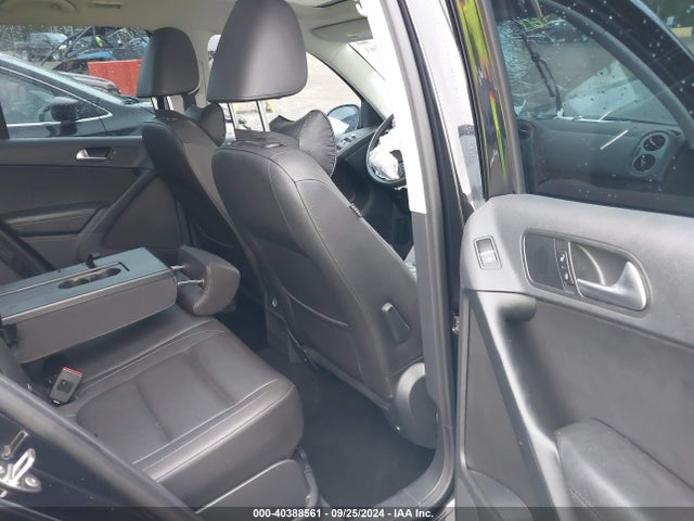 WVGAV7AX2FW580430 Volkswagen Tiguan Sel