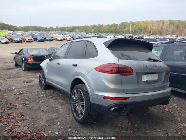 2017 PORSCHE CAYENNE WP1AA2A26HKA82263 Photo 2