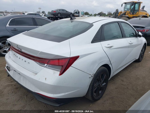 5NPLS4AG2NH055957 Hyundai ELANTRA SEL