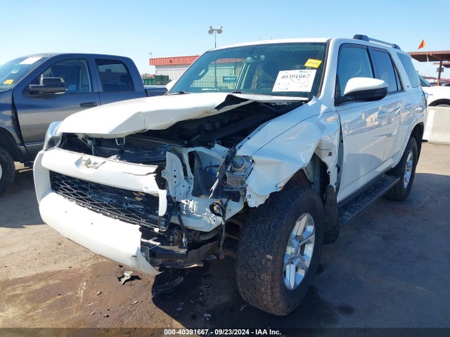 Toyota 4RUNNER SR5 2019 JTEBU5JR2K5634595 Image 2