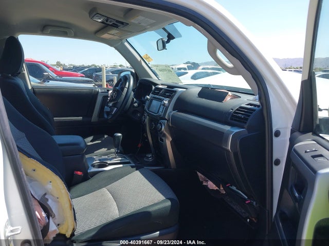 Toyota 4RUNNER SR5 2019 JTEBU5JR2K5634595 Image 5