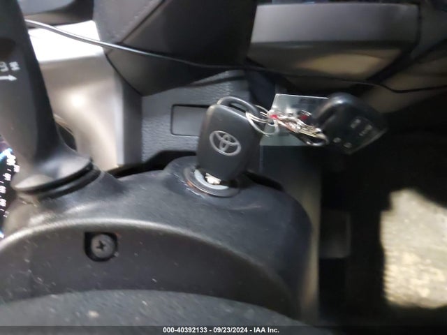 Toyota RAV4 LE 2018 JTMBFREV3JJ254409 Image 11
