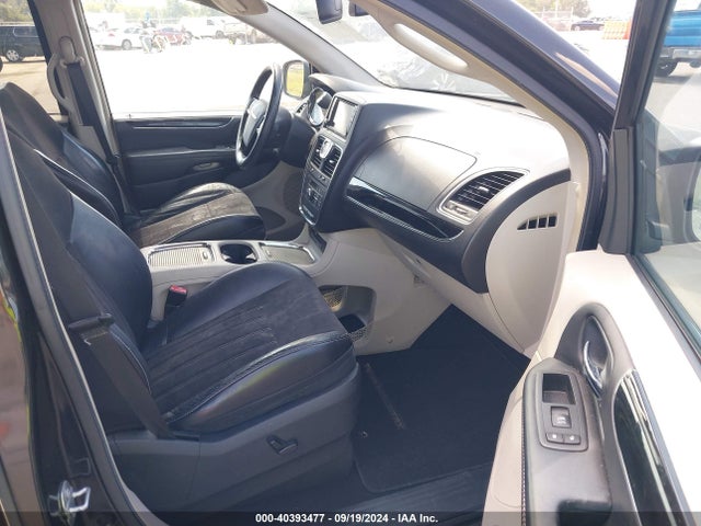 2C4RC1JG9GR111212 Chrysler Town & Country Limited