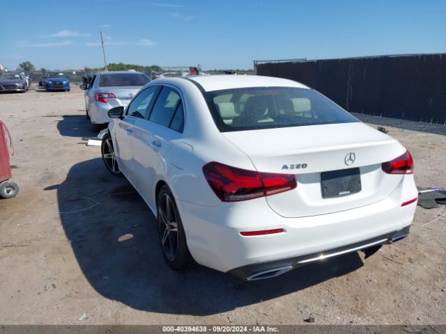 WDD3G4EB9KW035216 Mercedes-Benz A 220