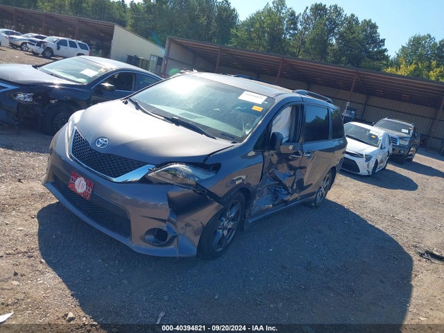 5TDXZ3DC0HS827841 Toyota Sienna Se Premium 8 Passenger