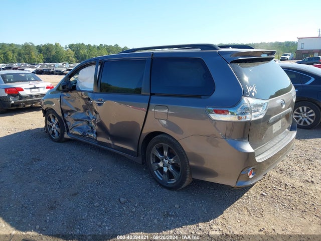 5TDXZ3DC0HS827841 Toyota Sienna Se Premium 8 Passenger