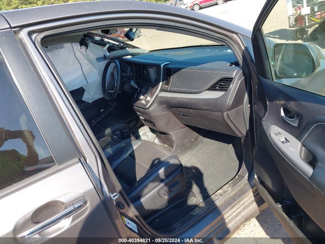 5TDXZ3DC0HS827841 Toyota Sienna Se Premium 8 Passenger