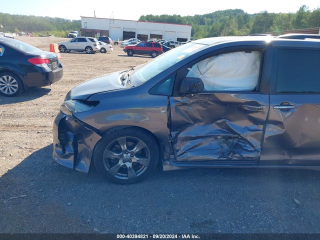 5TDXZ3DC0HS827841 Toyota Sienna Se Premium 8 Passenger
