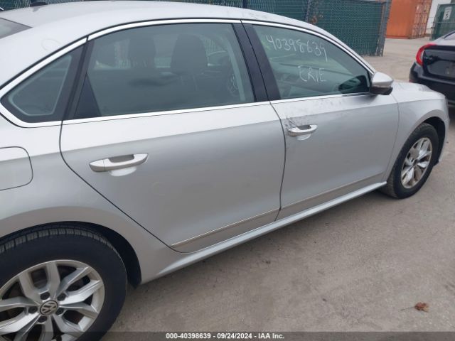 1VWAT7A37GC014903 Volkswagen Passat 1.8t S