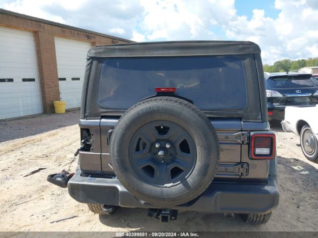 1C4HJXDG7JW140027 Jeep Wrangler Unlimited Sport 4x4