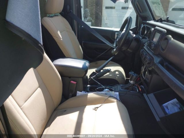 1C4HJXDG7JW140027 Jeep Wrangler Unlimited Sport 4x4