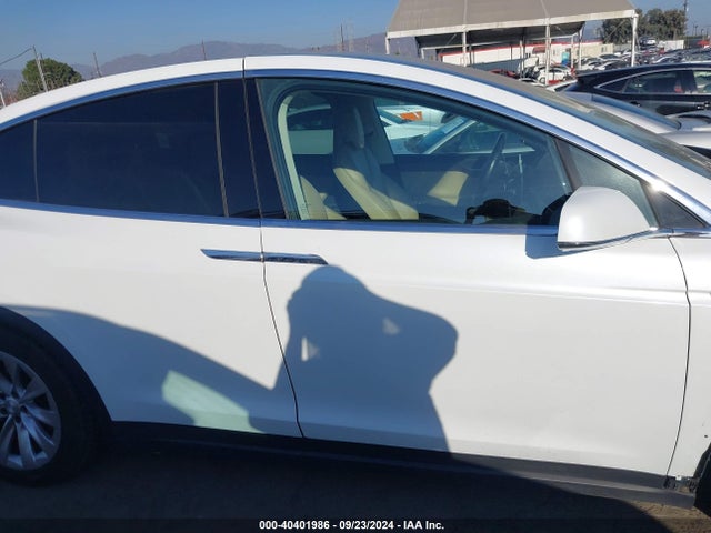 Tesla Model X 60d/70d/75d/90d 2016 5YJXCAE29GF002833 Image 14