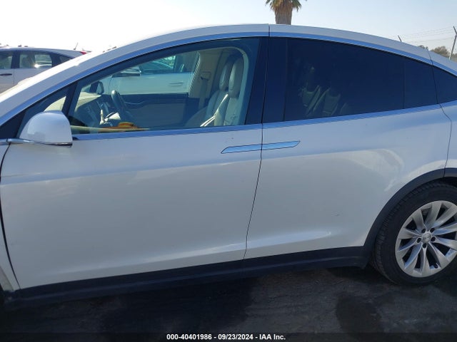 Tesla Model X 60d/70d/75d/90d 2016 5YJXCAE29GF002833 Image 15