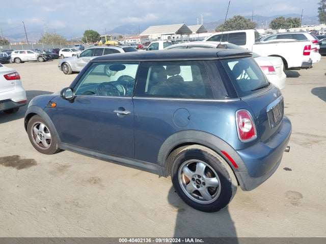 2011 MINI COOPER WMWSU3C58BT252034 Photo 2