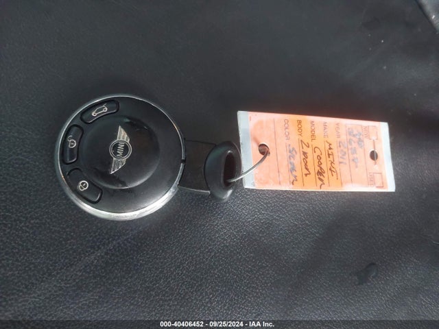 2011 MINI COOPER WMWSU3C58BTX96923 Photo 10
