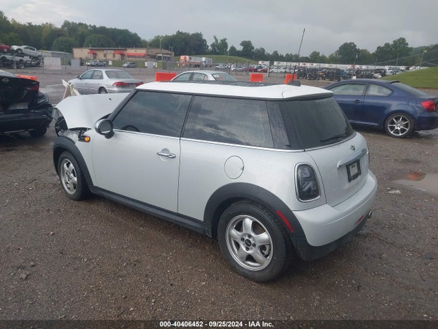 2011 MINI COOPER WMWSU3C58BTX96923 Photo 2