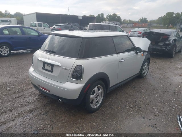 2011 MINI COOPER WMWSU3C58BTX96923 Photo 3
