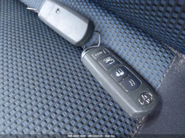 3MYDLBYV8KY502804 Toyota YARIS LE
