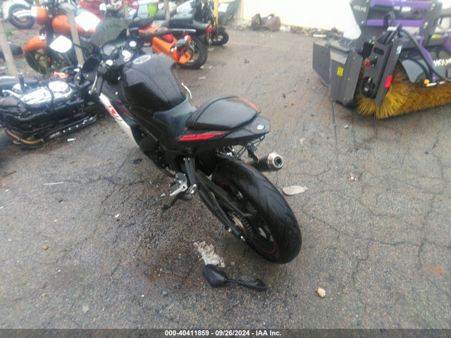 Yamaha YZFR3 2015 MH3RH06Y8FK005832 Image 15
