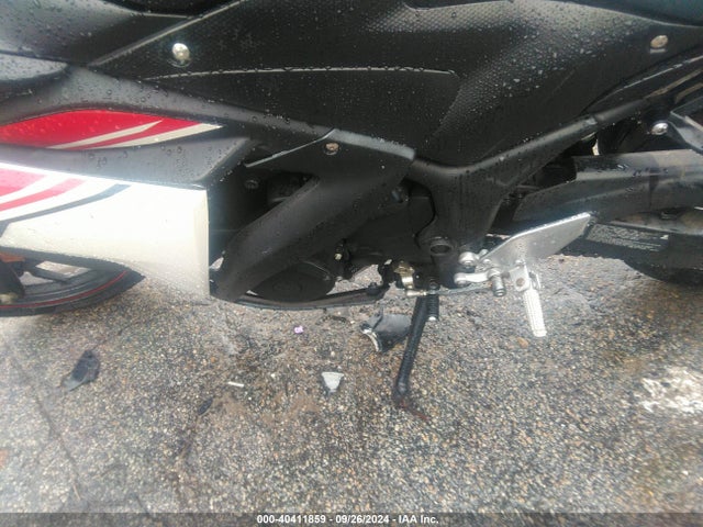 Yamaha YZFR3 2015 MH3RH06Y8FK005832 Image 21