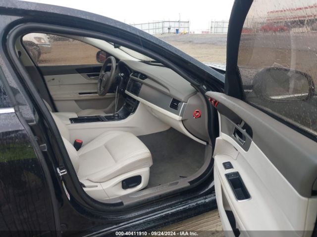 SAJBD4BV2HCY38877 Jaguar Xf 35t Premium