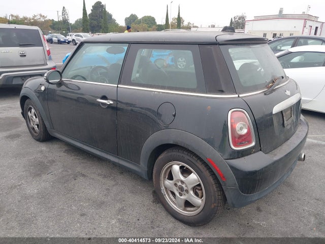 2009 MINI COOPER WMWMF335X9TU70229 Photo 2