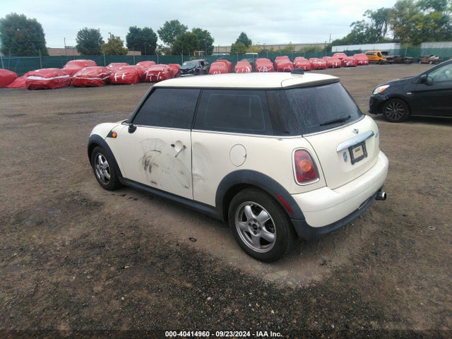 2009 MINI COOPER WMWMF33519TU74329 Photo 2