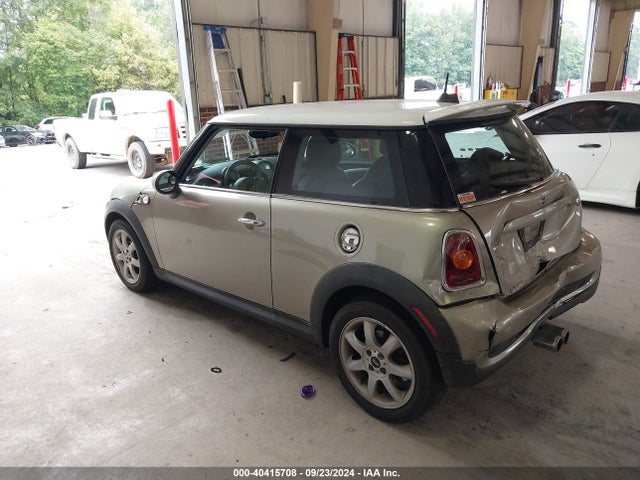2007 MINI COOPER S WMWMF735X7TL92457 Photo 2