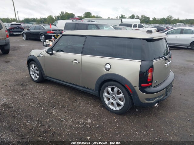2010 MINI COOPER S CLUBMAN WMWMM3C57ATZ32935 Photo 2