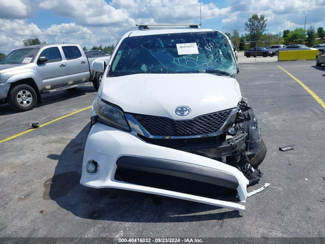 5TDXZ3DC1HS815147 Toyota Sienna Se Premium 8 Passenger