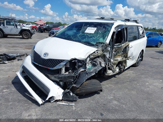 5TDXZ3DC1HS815147 Toyota Sienna Se Premium 8 Passenger