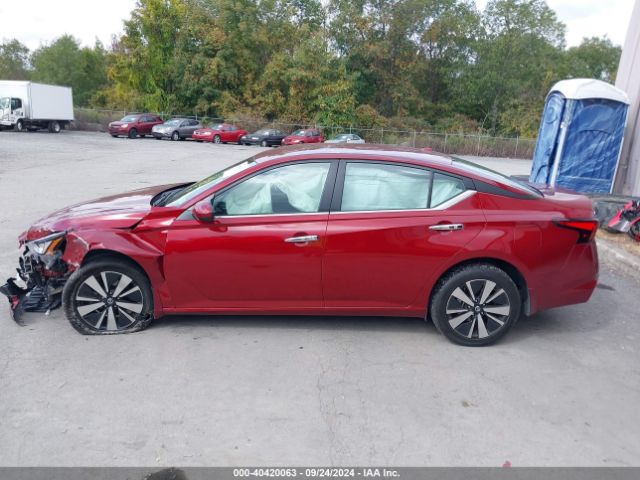 1N4BL4DW1NN387812 Nissan Altima Sv Intelligent Awd