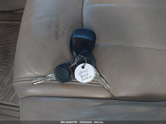 40420709 :رقم المزاد ، 5GALRBED3AJ215993 vin ، 2010 Buick Enclave 1xl مزاد بيع