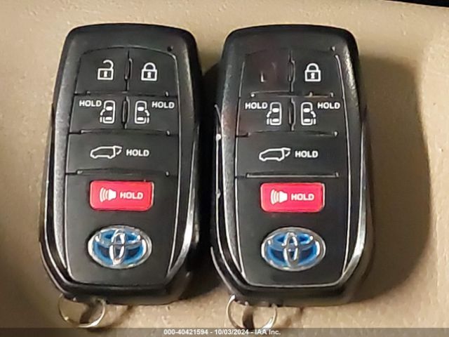 5TDJRKEC1NS084178 Toyota SIENNA XLE
