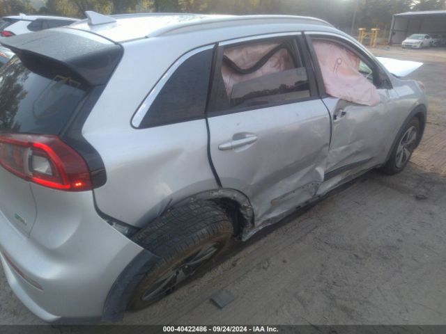 KNDCB3LC6J5209956 KIA NIRO LX
