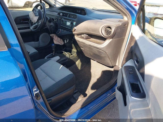 JTDKDTB34E1572549 Toyota Prius C Two